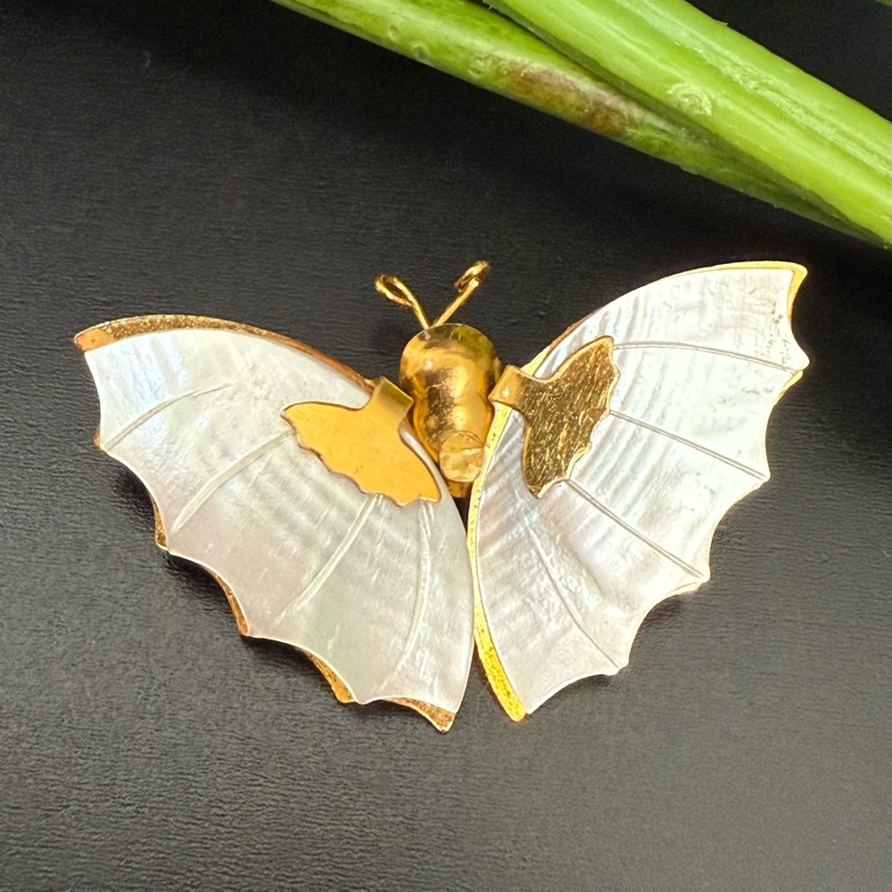 Vintage Unsigned Gold-tone MOP Mother Of Pearl Butterfly Brooch 2.7g